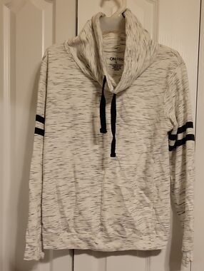 On Fire Ivory Heather Pullover with Black Accents Big Kids Lg